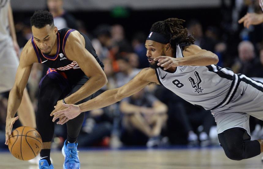 四川队横扫马刺,张镇麟点燃赛场 四川队横扫马刺,张镇麟点燃赛场